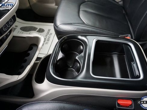 Used 2022 Chrysler Pacifica Touring-L image 40