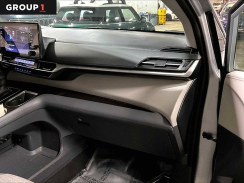 Certified 2021 Toyota Sienna LE image 18