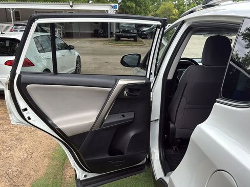 Used 2015 Toyota RAV4 XLE AWD/4WD image 18