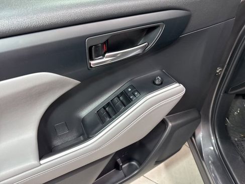 Used 2022 Toyota Highlander XLE image 11
