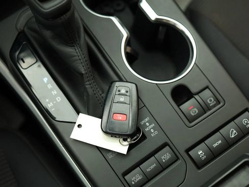 Used 2020 Toyota Highlander L AWD/4WD image 29