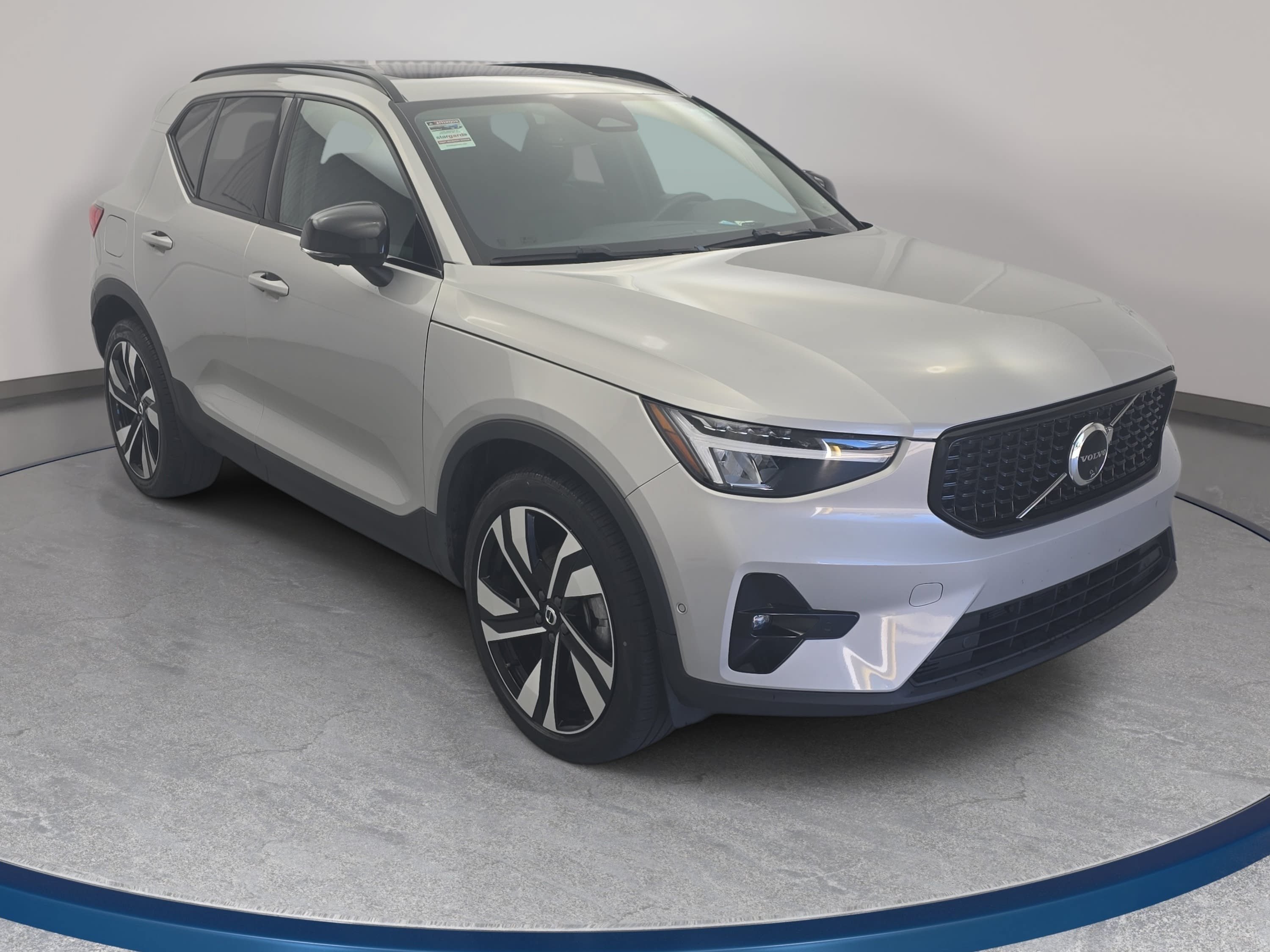 Used 2025 Volvo XC40 B5 Plus AWD/4WD image 3