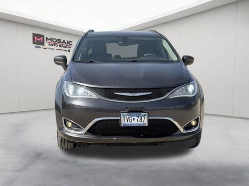 Used 2017 Chrysler Pacifica Touring-L FWD image 3