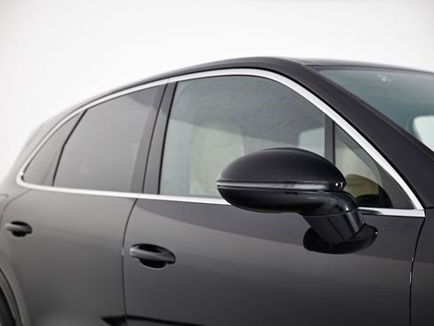 Certified 2022 Porsche Cayenne Turbo AWD/4WD image 16