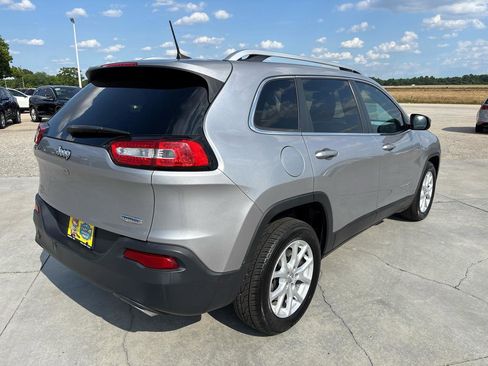 Used 2018 Jeep Cherokee Latitude Plus FWD image 4