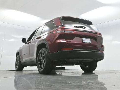 Used 2024 Jeep Grand Cherokee Altitude image 53