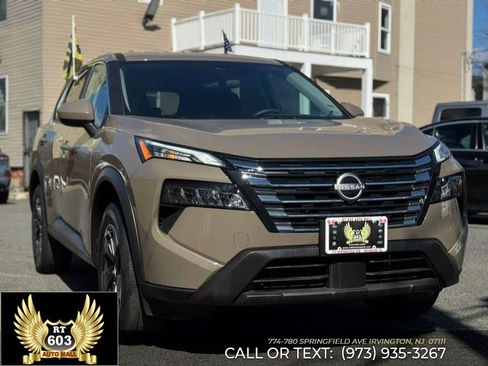 Used 2025 Nissan Rogue SV image 3