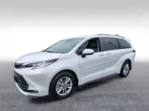 Used 2024 Toyota Sienna Limited AWD/4WD image 3