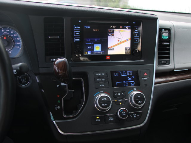 Used 2015 Toyota Sienna Limited Premium FWD image 22