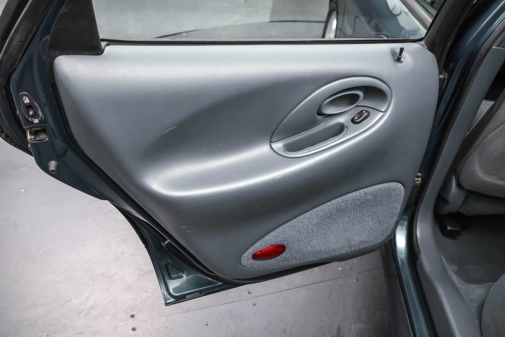 Used 1997 Ford Taurus GL FWD image 13