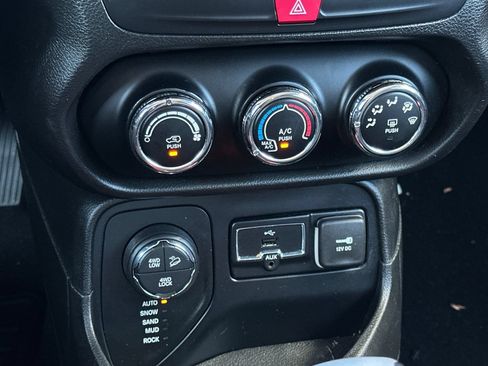 Used 2016 Jeep Renegade Trailhawk AWD/4WD image 20