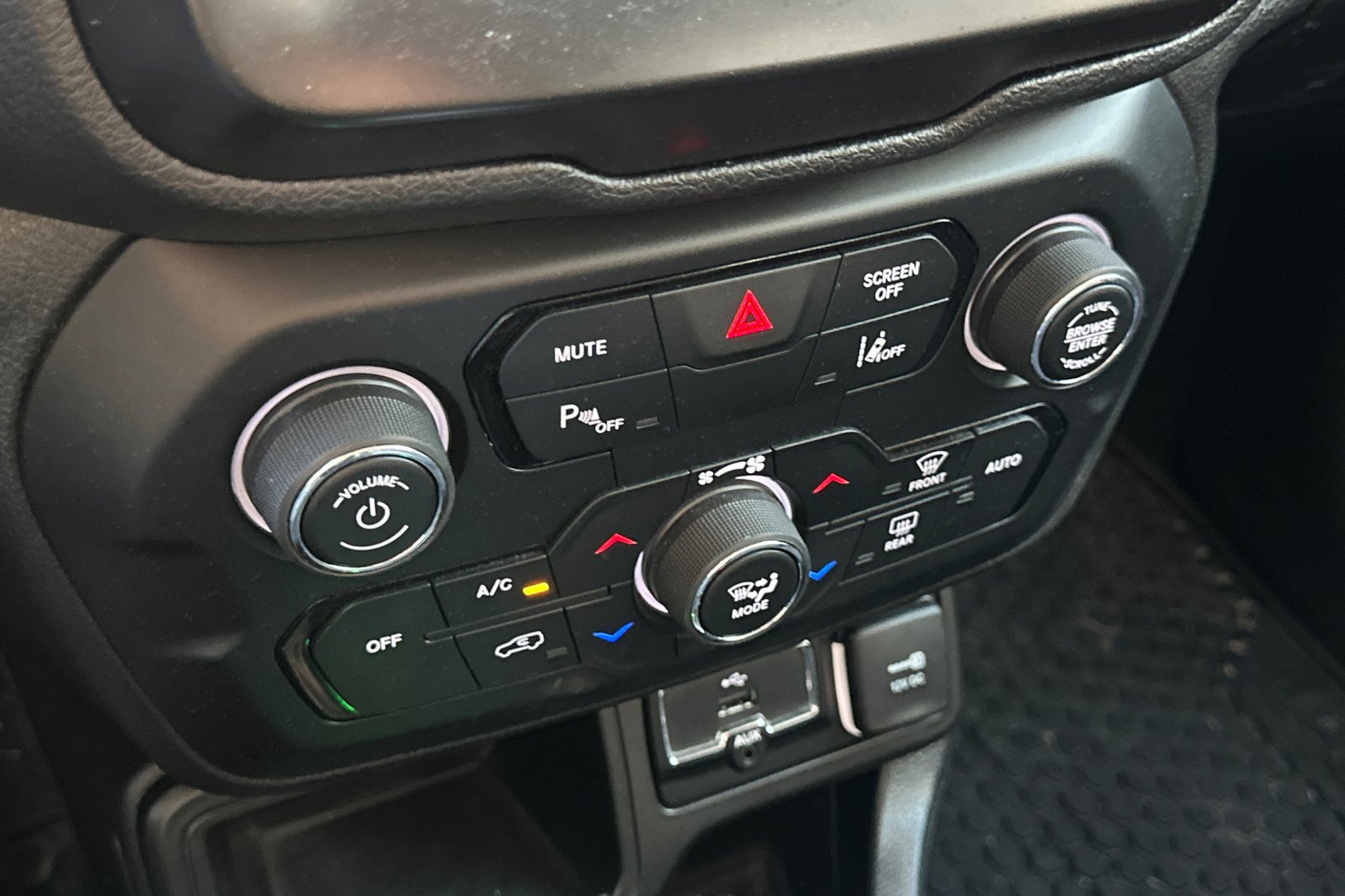 Used 2018 Jeep Renegade Latitude FWD image 30