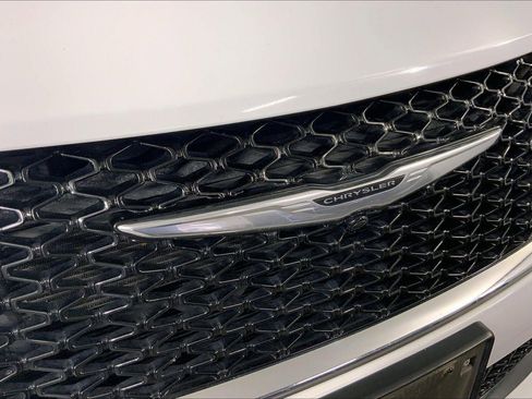 Used 2023 Chrysler Pacifica Touring-L FWD image 28