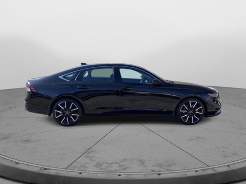 Used 2023 Honda Accord Touring image 2
