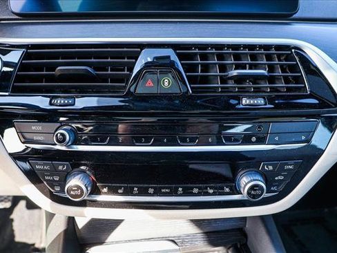 Used 2023 BMW 530e xDrive w/ Premium Package image 20