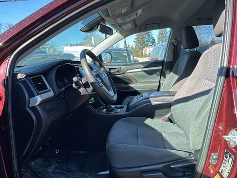 Used 2019 Toyota Highlander LE image 11