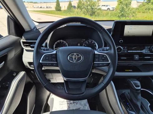 Used 2024 Toyota Highlander XLE AWD/4WD image 18