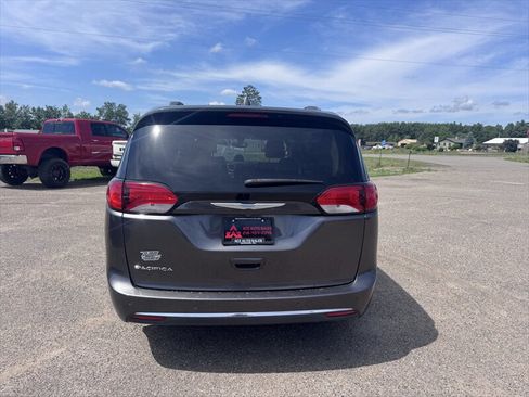 Used 2018 Chrysler Pacifica Touring-L FWD image 8