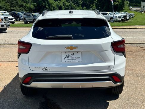 Used 2024 Chevrolet Trax LT w/ Driver Confidence Package FWD image 3