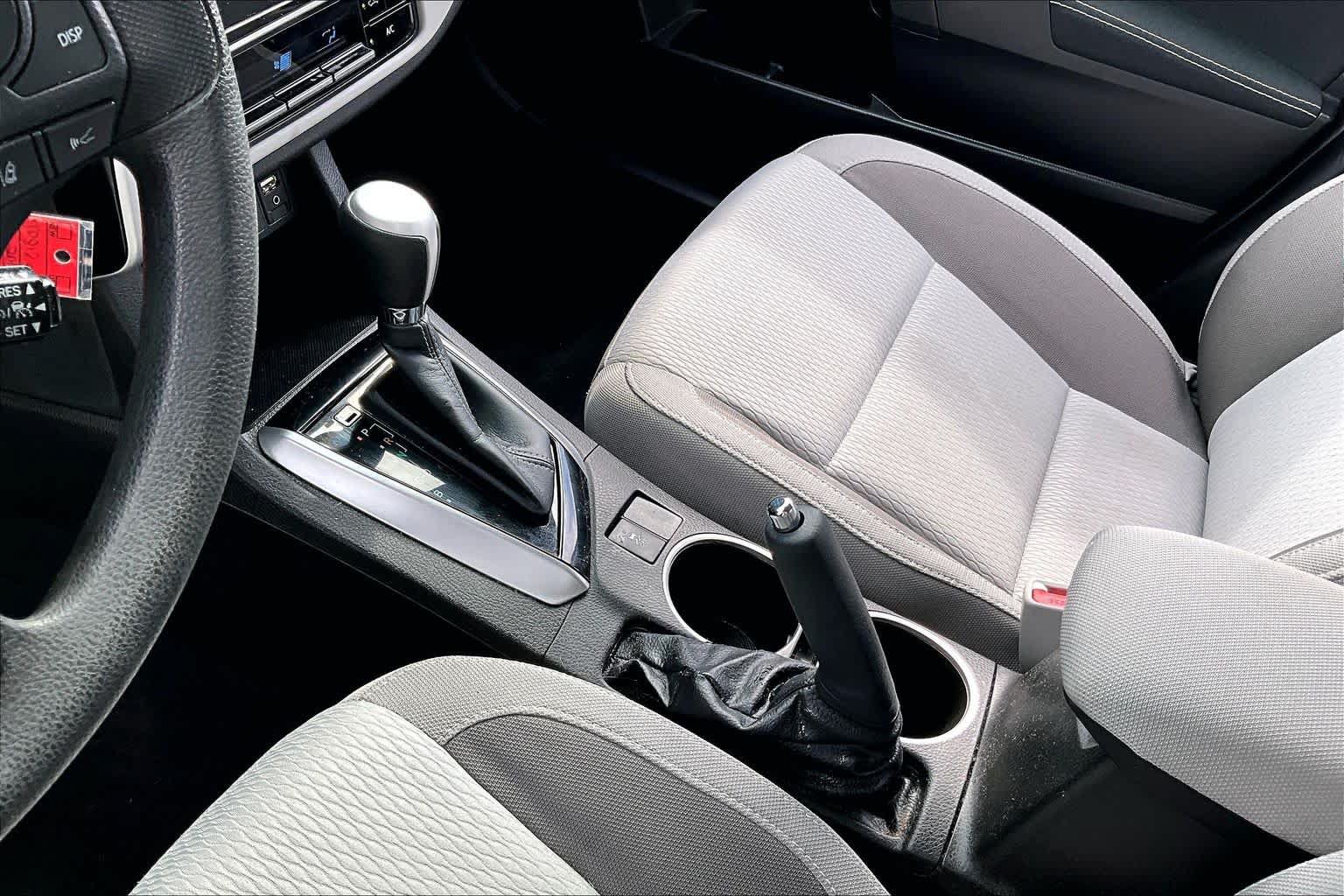 Used 2018 Toyota Corolla LE FWD image 15