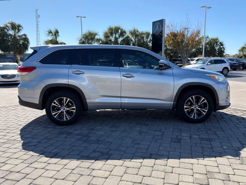 Used 2018 Toyota Highlander LE image 7
