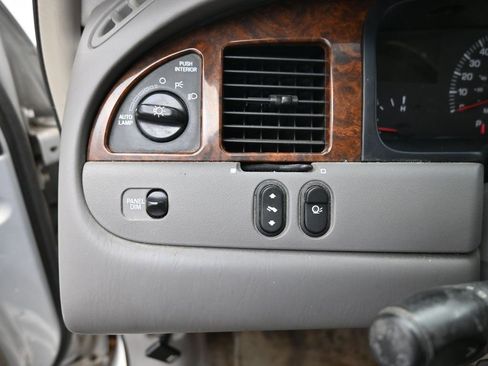 Used 2002 Lincoln Town Car Signature image 12