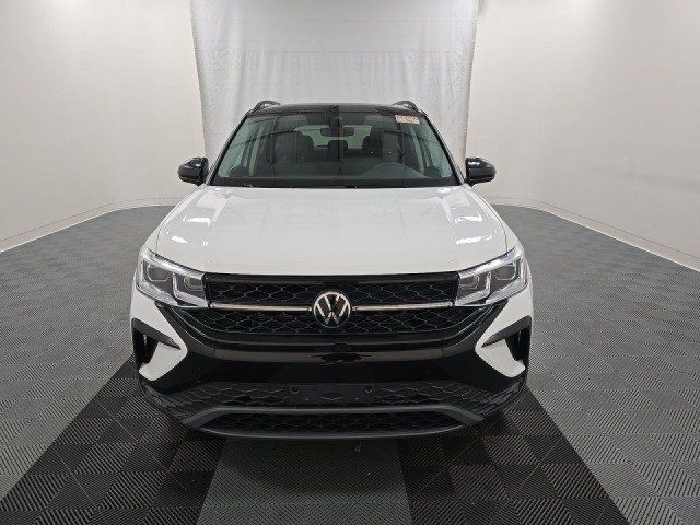 Used 2024 Volkswagen Taos SE AWD/4WD image 2