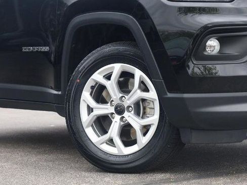 Used 2025 Jeep Compass Latitude w/ Sun & Sound Group image 3