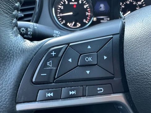 Used 2017 Nissan Rogue SV image 7