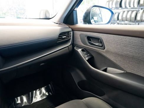 Used 2023 Nissan Rogue S AWD/4WD image 10