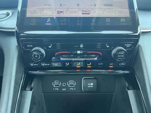 Used 2023 Jeep Grand Cherokee Limited w/ Black Appearance Package image 31