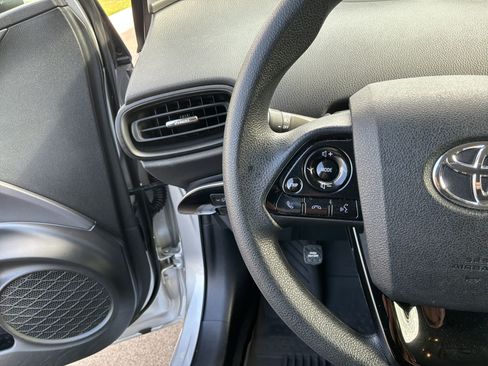 Used 2021 Toyota Prius LE AWD/4WD image 19