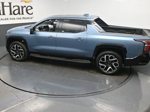 Used 2025 Chevrolet Silverado EV RST AWD/4WD image 36