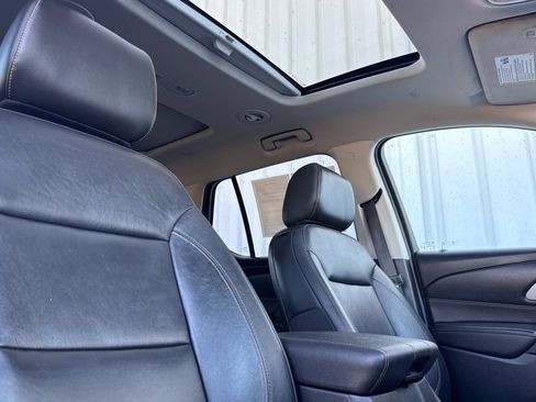 Used 2021 Chevrolet Traverse LT w/ LT Premium Package image 15