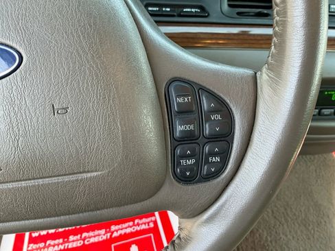 Used 2003 Ford Crown Victoria LX image 27