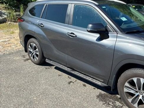 Used 2023 Toyota Highlander XLE AWD/4WD image 2