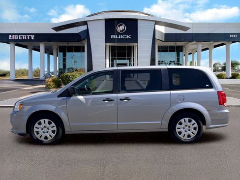 Used 2019 Dodge Grand Caravan SE w/ UConnect Hands-Free Group FWD image 3