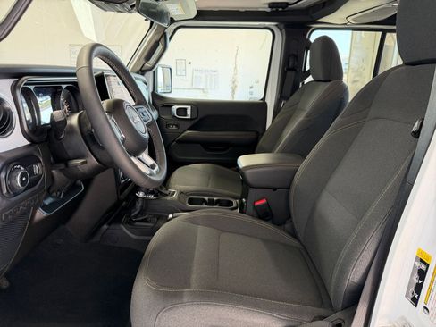 Used 2025 Jeep Wrangler Sahara image 25
