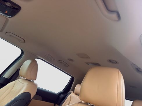Used 2022 Kia Carnival LX FWD image 30