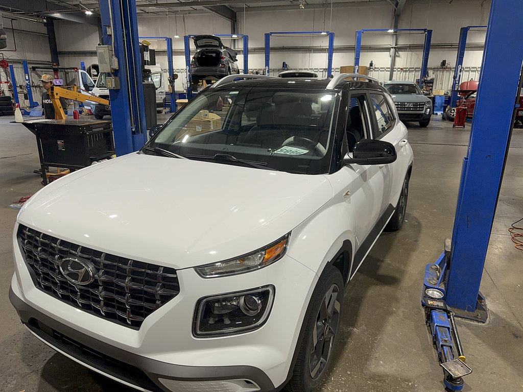 Used 2022 Hyundai Venue SEL FWD image 7