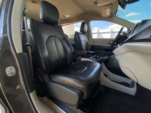 Used 2017 Chrysler Pacifica Touring-L image 26