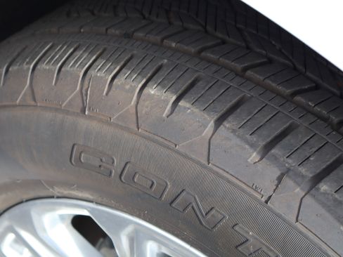 Used 2023 GMC Yukon XL SLT w/ SLT Premium Package image 12