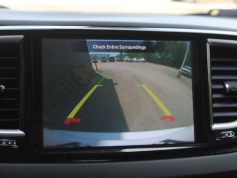 Used 2024 Chrysler Pacifica Touring-L FWD image 16