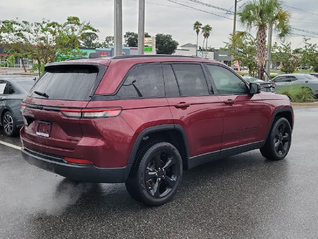 Used 2023 Jeep Grand Cherokee Limited w/ Black Appearance Package AWD/4WD image 4