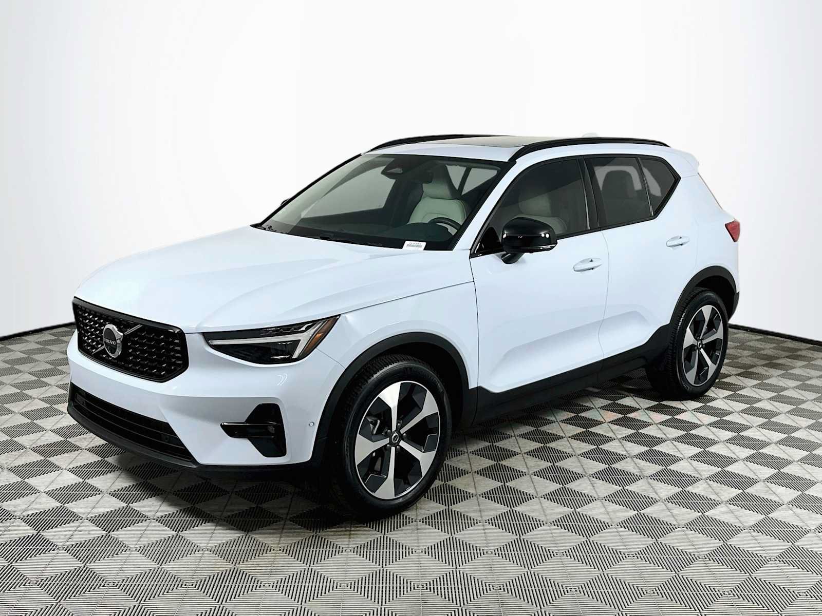 Used 2026 Volvo XC40 B5 Plus w/ Protection Package Premier AWD/4WD image 3