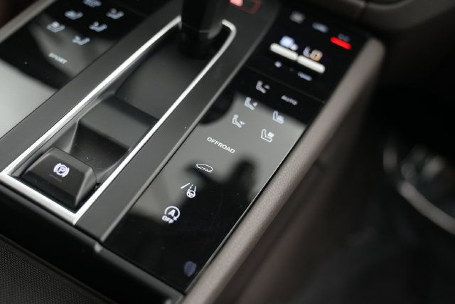 Certified 2026 Porsche Macan AWD/4WD image 40