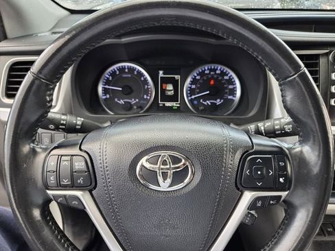 Used 2019 Toyota Highlander Plus FWD image 25