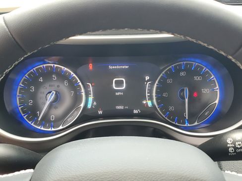 Used 2024 Chrysler Pacifica Touring-L FWD image 13