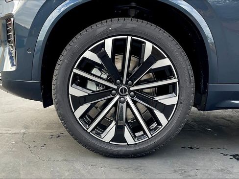 New 2026 Volvo XC90 B6 Plus w/ Protection Package Premier image 14