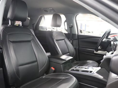 Used 2022 Ford Explorer XLT w/ Equipment Group 202A image 11